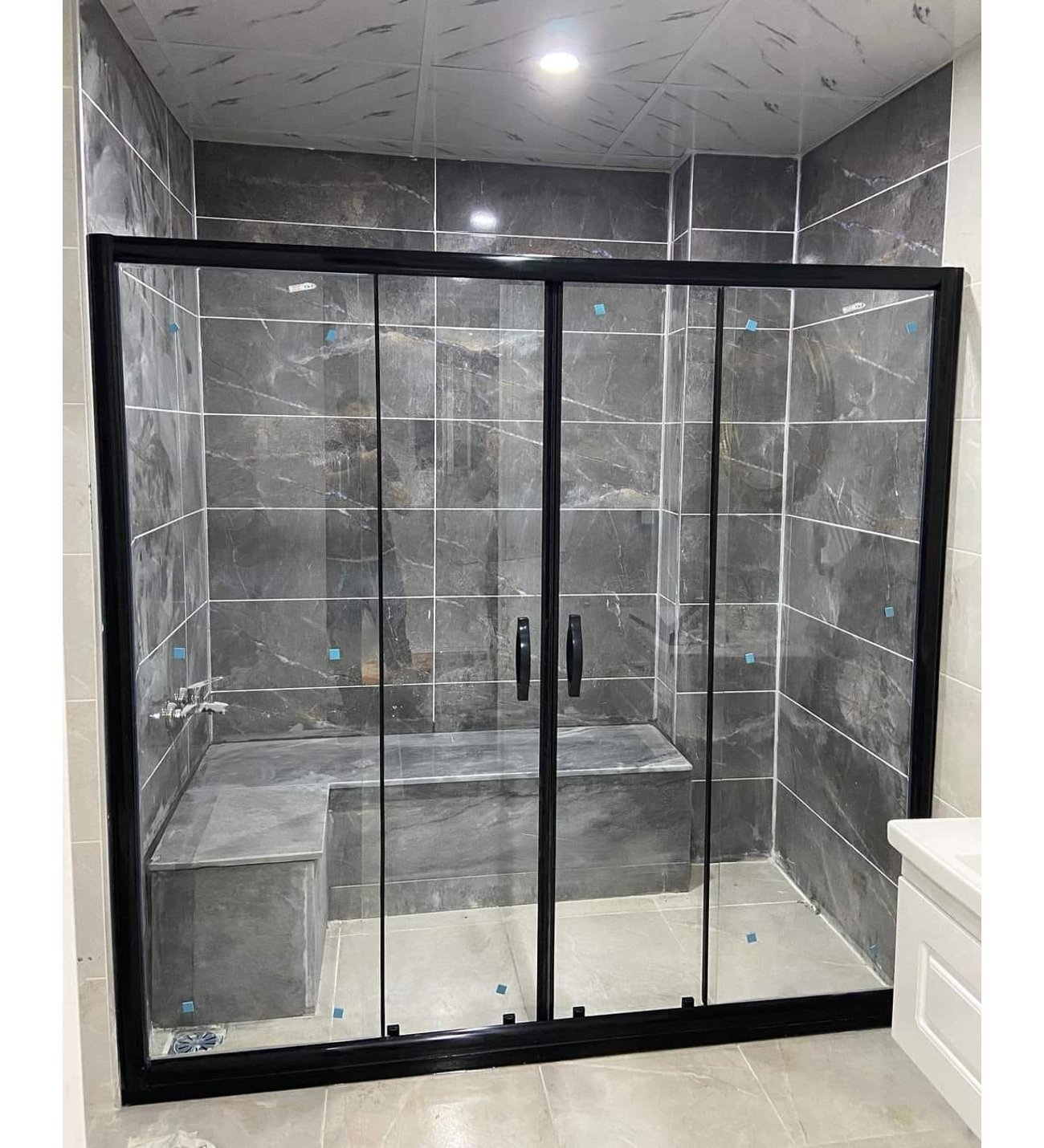 Açık duş alanlarında sade çizgiyle ferah kullanım