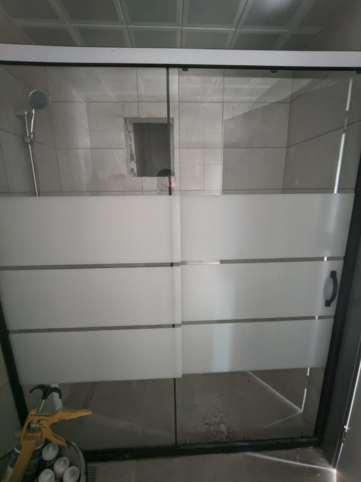 Islak ve kuru alan ayrımı için modern cam bölme