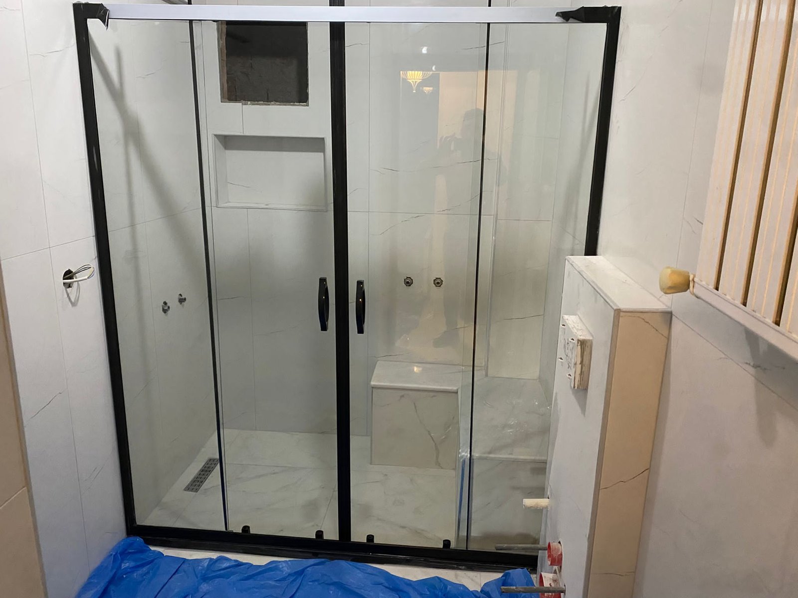 Eski duşakabinlerin sökülüp yeni sisteme dönüştürülmesi